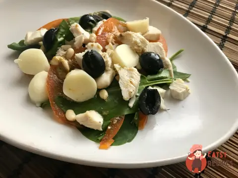 Салат з хурмою та кедровими горішками