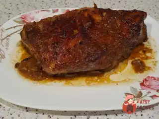 Свиняче ребро запечене в духовці з медом, гірчицею та соєвим соусом.