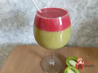 Смузі з яблуком, ківі, селерою та малиною