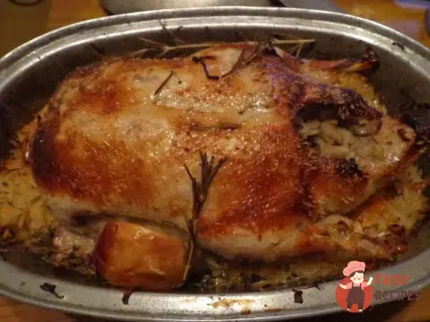 Запечений гусак з яблуками та квашеною капустою