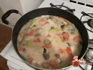 Тайський суп том-кха з кокосовим молоком та морепродуктами