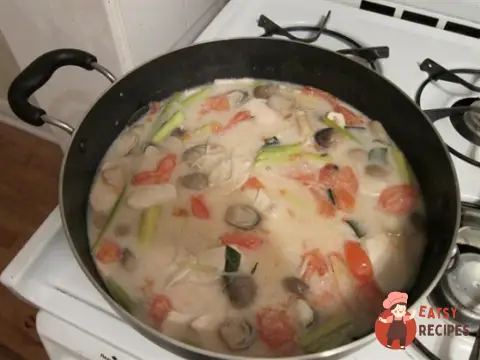 Тайський суп том-кха з кокосовим молоком та морепродуктами
