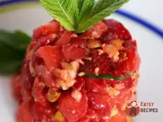 Полуниця з фісташками