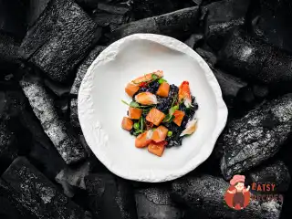 Чорний олів'є з крабом і червоною ікрою