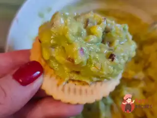 Соус з авокадо, помідора та цибулі