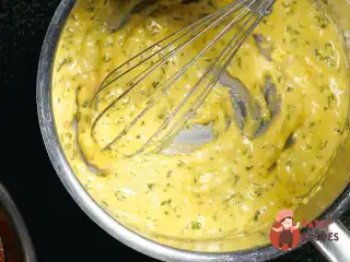 Вершковий соус а-ля беарнез з кінзою