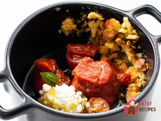 Хліб, олія та помідори