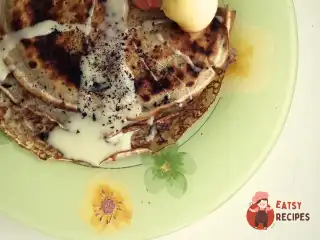 Тонкі млинці з корицею та згущеним молоком