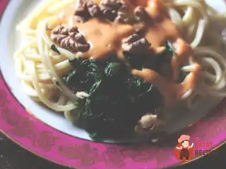 Паста зі шпинатом та соусом з квасолі