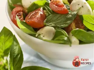 Салат з помідорів, моцарели та базиліка з гірчичною заправкою