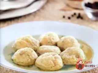 Курячий бульйон з кнейдлами