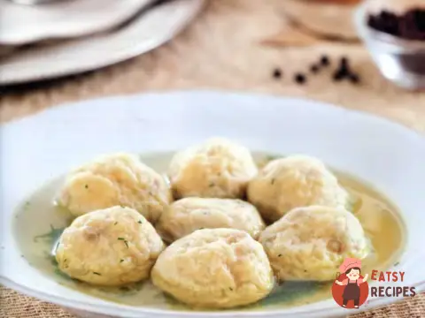 Курячий бульйон з кнейдлами