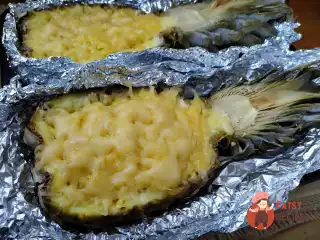 Запечена курка в ананасі з сиром