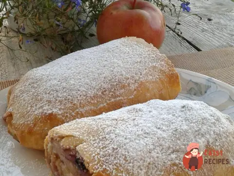 Штрудель з яблуками та корицею