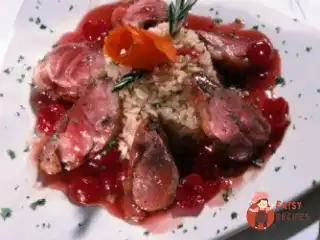 Качка з соусом із сушеної вишні, курячих потрішок та портвейну.