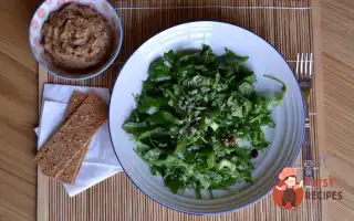 Салат З Руколою, Селери, Родзинками Та Кіноа