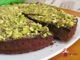 Шоколадний пиріг з фісташками