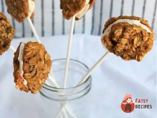 Міні-сендвічі з вівсяним печивом та коричневим морозивом на паличці