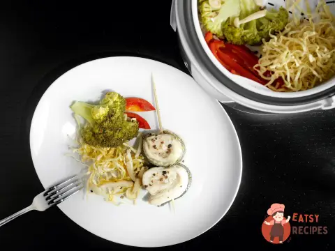 Сибас з локшиною, болгарським перцем, броколі та грибами