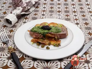 Стейк з базиліком та оливковим тапенадом