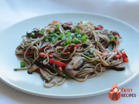 Літня локшина соба stir-fry