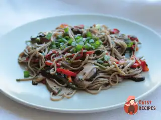 Літня локшина соба stir-fry