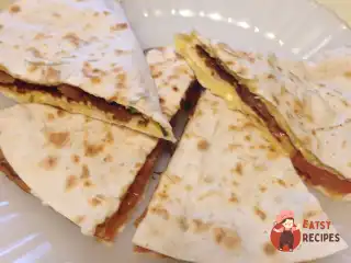 Яєчні коржики в лаваші з сиром та томатами