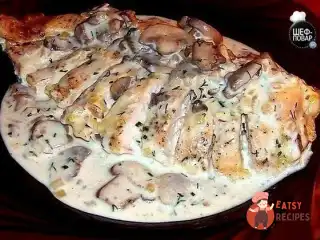 Курячі грудки з грибами у сметанному соусі