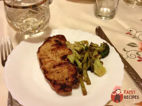 Маринований стейк зі свинини зі спаржею