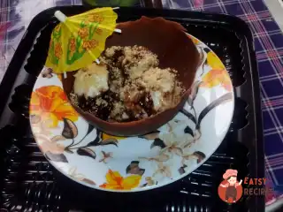 Морозиво з маршмеллоу, пісочним печивом і шоколадним прошарком