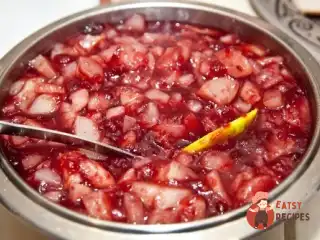 Чатні з ревеню з журавлиною та червоною цибулею