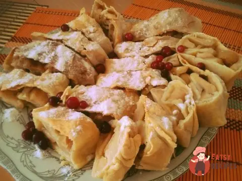 Штрудель з яблуками, корицею та пломбіром