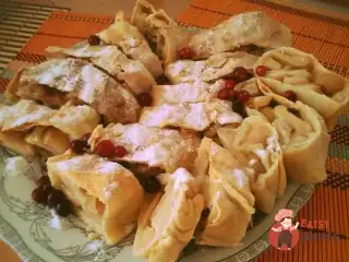 Штрудель з яблуками, корицею та пломбіром