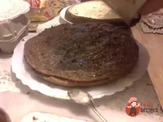 Шоколадно-полуничний торт зі згущеним молоком і горішками