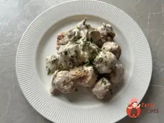 Фрикадельки у вершковому соусі з грибами