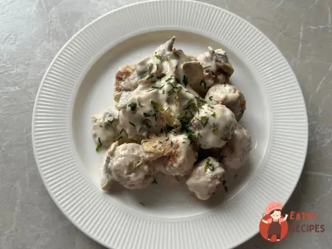 Фрикадельки у вершковому соусі з грибами