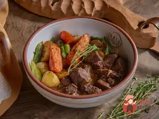 Томлена яловичина з картоплею, бататом та спаржею