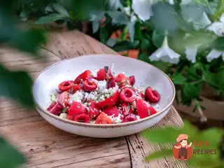 Салат з томатами, сиром та черешнею