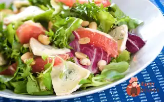 Святковий Салат З Кедровими Горіхами, Сиром Брі Та Шампанським.