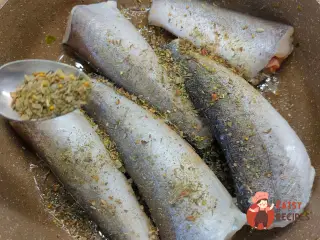 Крок 3: Хек із цибулею в молоці