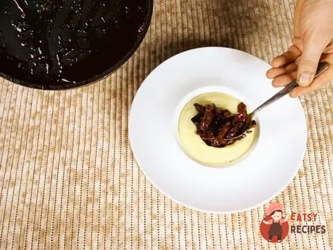 Теляча печінка з картопляним пюре