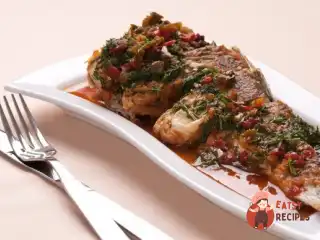 Рибне печене з овочами, анчоусами та томатним соусом