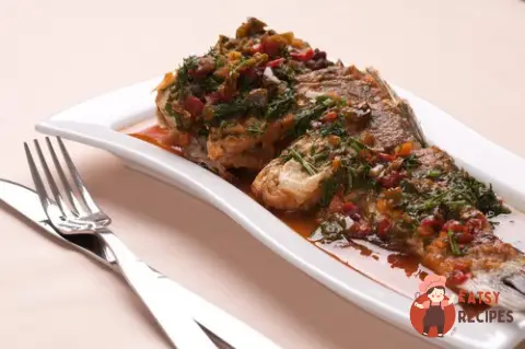 Рибне печене з овочами, анчоусами та томатним соусом