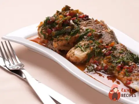 Рибне печене з овочами, анчоусами та томатним соусом