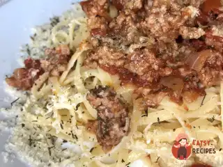 Паста болоньєзе з в'яленими томатами
