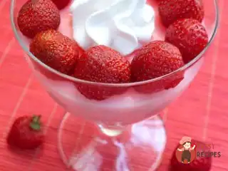 Полуничний крем із свіжими ягодами