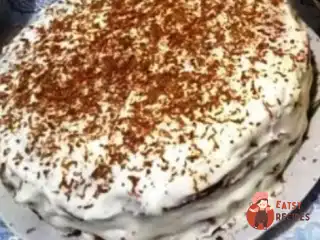 Торт з волоськими горіхами та сметанним кремом
