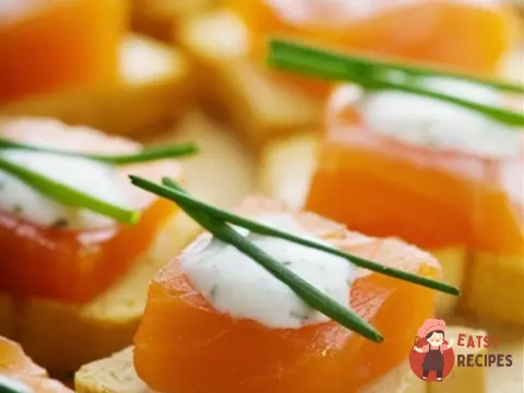 Канапе з копченою фореллю або копченим вуграм