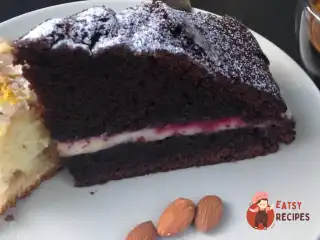 Шоколадний торт з маскарпоне кремом і смородиновим джемом