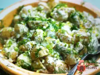 Салат із молодої картоплі з кроповою заправкою